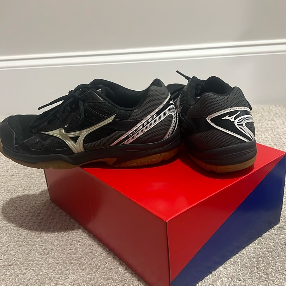 Black women’s Mizuno volleyball shoes